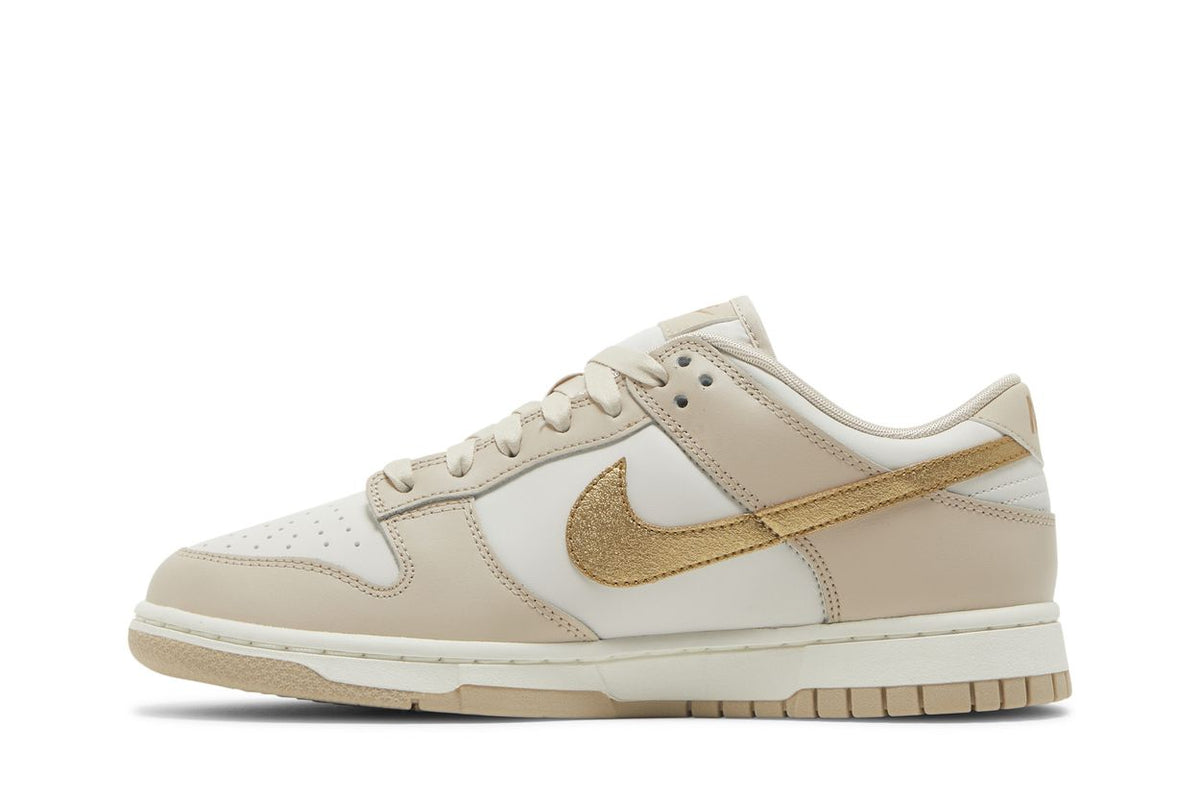 Nike Dunk Low Essential Gold Swoosh femme - vue arrière
