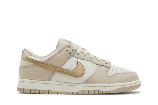 Nike Dunk Low Essential Gold Swoosh femme