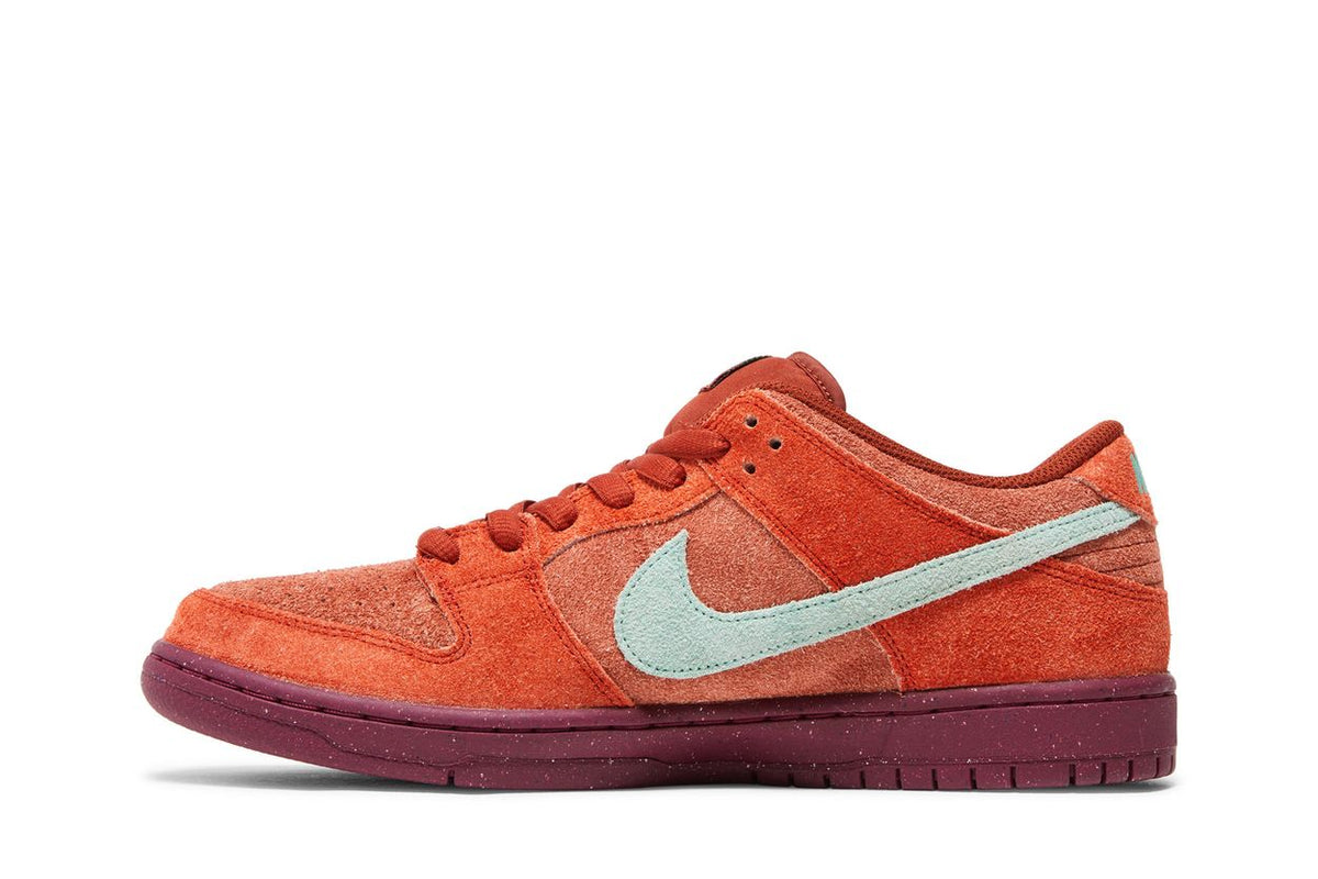 Nike SB Dunk Low Mystic Red - vue arrière