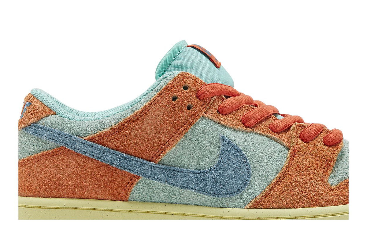 Nike SB Dunk Low Orange Emerald Rise - vue de profil
