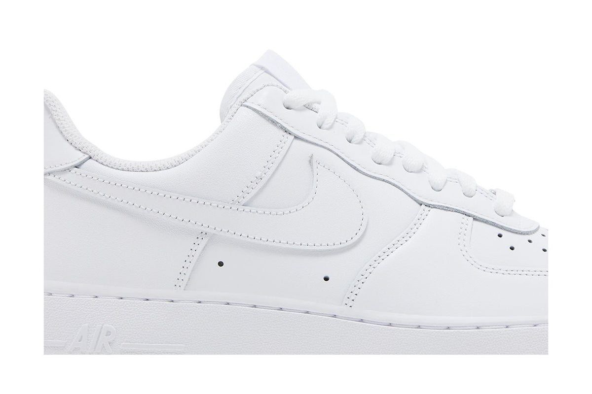 Nike Air Force 1 07 Triple White - vue de profil