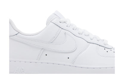 Nike Air Force 1 07 Triple White - vue de profil