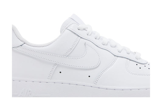 Nike Air Force 1 07 Triple White - vue de profil